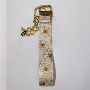 🐝 Handcrafted Floral Wristlet Keychain with Bee & Daisy Charm 🐝